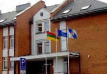 Prie pastato suplevėsavo atvirkščiai pakabinta trispalvė