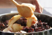 Puode virė uogienė, kuria buvo vaišinami uteniškiai