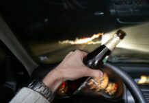 Girti vairuotojai policininkams siūlė kyšį