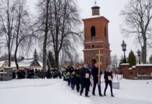 Šalia tėvo palaidoti vaikai – sesutė ir broliukas