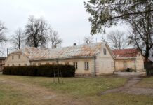 Buvusiame dvare šiandien glaudžiasi remtinos šeimos