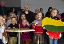 Rytų Lietuvos mokyklos Lietuvai padovanojo tūkstančius trispalvių draugystės apyrankių