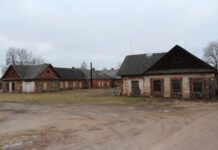 Ūkiniame pastate prieglobstį rado ir žmonės, ir arkliai