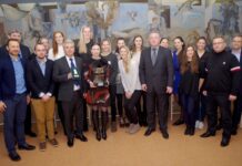 „Utenos“ krepšininkės iškovota taure pasidžiaugė su rajono vadovais