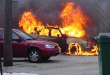 Savaitgalį ugniagesiai gelbėtojai gesino liepsnojančius automobilius