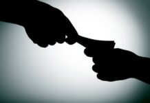 Kur kreiptis, jei manęs valstybės tarnautojas reikalauja kyšio ar provokuoja jį duoti?