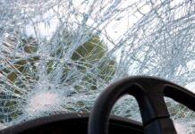 Automobilį daužė ant jo užšokęs vyriškis
