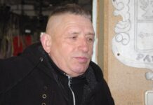 Vaizdingame kampelyje prie ežero kaukši kalvio plaktukas