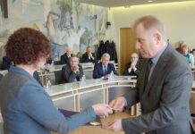 Pirmasis posėdis – nesusipratimų virtinė