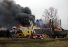 Nerami savaitės pradžia: liepsnos siautėjo didžiuliame ūkiniame pastate