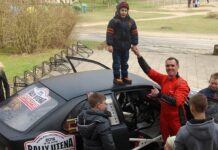 Uteniškis lenktynininkas į Utenos vaikų globos namus atvyko ralio automobiliu