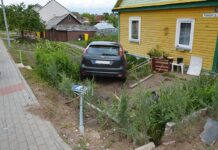 Po avarijos į uteniškių kiemą vėl įskriejo automobilis