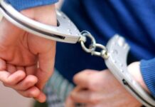 Grumtynės daugiabutyje: agresyvūs jaunuoliai sužalojo policininką