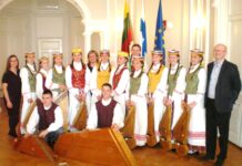 Kanklininkai suomius kerėjo liaudiškos muzikos koncertais