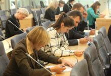 Išvykstantiems studijuoti jaunuoliams būtina pasirūpinti sveikatos draudimu