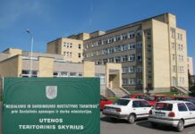 Įžeista tarnautoja vėžiu sergančią moterį pasiuntė dirbti