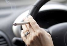 Gresia baudos norintiems užtraukti cigaretės dūmą automobilyje
