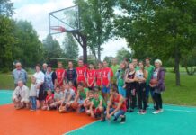 Mockėnų komanda švenčia pergalę