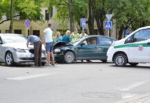Sankryžoje susidūrė trys automobiliai
