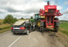 Kelyje – traktoriaus ir automobilio kaktomuša
