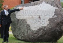 Šventė Tauragnuose: atidengtas paminklinis akmuo, išrinktas naujas Garbės pilietis