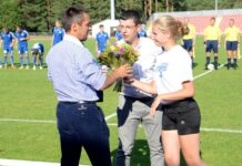 Komanda treneriui padovanojo tašką