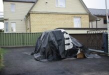 Utenoje padegtas prabangus automobilis
