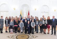 Prezidentė apdovanojo Konstitucijos egzamino nugalėtojus, tarp jų – ir uteniškę