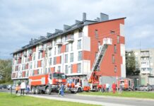 Krašuonos mikrorajone degė naujo namo stogas