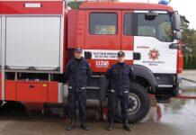 Ugniagesių gelbėtojų mokyklos kursantams teko žadinti įmigusius gaisre vyrus ir gelbėti moterį