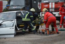 Utenoje liepsnojo automobilis, dirbo išminuotojai