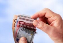 Ant apgavikės kabliuko užkibo du žmonės
