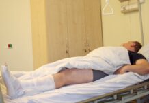 Linksmybės baigėsi kaltinimu darbuotojams sulaužius koją