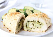 Vištos krūtinėlė, įdaryta mocarelos sūriu ir pesto padažu