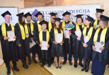 Diplomus gavo 12 Utenos kolegijos absolventų