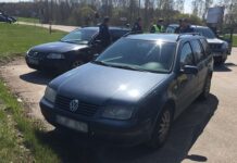 Utenoje sustabdytuose automobiliuose – netikėti radiniai