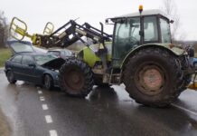 Vyžuonėlių kaime traktorius taranavo BMW automobilį