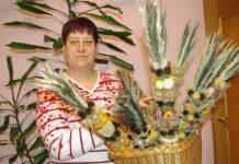 Verbų rišėja Z. Karvelienė į verbas įpina vasaros spalvas