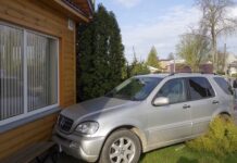 Utenoje į namo sieną įskriejo automobilis