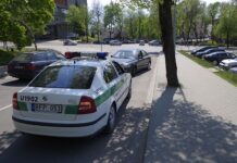 Girtas vairuotojas važinėjosi šaligatviu