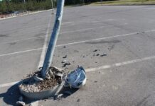 Sekmadienio vakaras Utenio stadione: virto apšvietimo stulpas