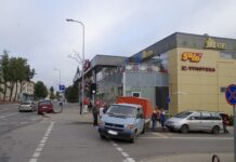 Vairuotoja nepastebėjo raudono šviesoforo signalo
