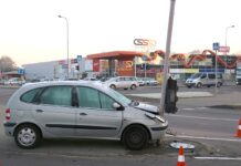 Vairuotoja rėžėsi į miesto centre stovintį šviesoforą