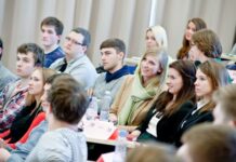 Geriausiems už mokslą mokantiems studentams – papildomos lėšos studijų kainos kompensavimui
