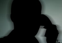 Grasino nuo žemės paviršiaus nušluoti „Maximą“ ir reikalavo pinigų