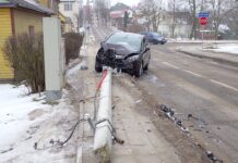 Mieste automobilis nuvertė stulpą