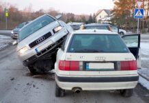 Aukštoji akrobatika gatvėje: automobilis užskrido ant kito