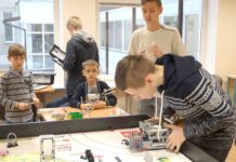 Robotus konstruojantys mokiniai rengiasi atsakingam startui