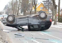 Mieste automobilis vertėsi ant stogo