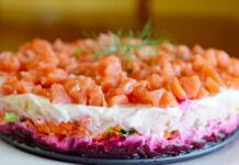 Sluoksniuotos lašišos salotos